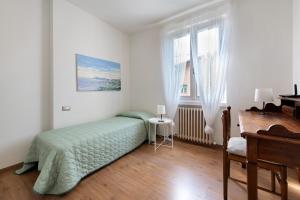 a bedroom with a green bed and a piano at Casa al Lago in Sulzano