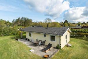 a small yellow house with a picnic table at LF16021-Farso-Kjeldhoj-121 in Farsø