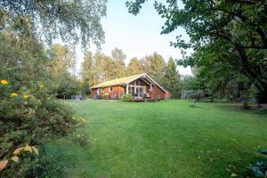 a house in the middle of a green yard at 10055-1-Rorvig-Lindevangen-4 in Rørvig