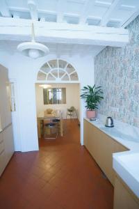 a kitchen and dining room with a table in a room at Le cocoon de Pome et Leon in Perpignan