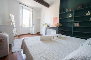 a bedroom with a bed and a green wall at Le cocoon de Pome et Leon in Perpignan