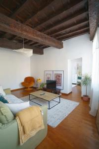 a living room with a couch and a table at Le cocoon de Pome et Leon in Perpignan