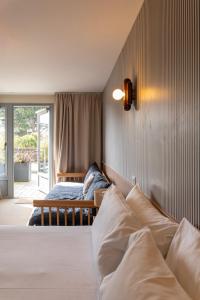 a bedroom with a bed and a window at Hôtel Restaurant Bellevue in Bréhat
