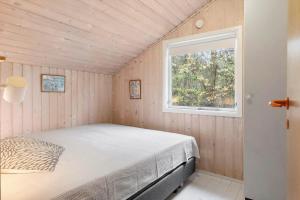 a bedroom with a bed and a window at LF16082-Farso-Kjeldhoj-82 in Ertebølle