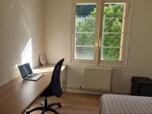 a room with a desk with a laptop and a chair at Chambre proche du Polygone scientifique - EdF - Schneider - GEM in Saint-Martin-le-Vinoux