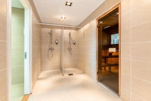 a bathroom with a shower with a glass door at Raadimõisa Hotell in Tartu