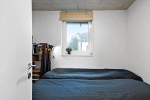 a bedroom with a bed and a window at LF12715-Vinderup-Vibevej-15 in Ejsingholm