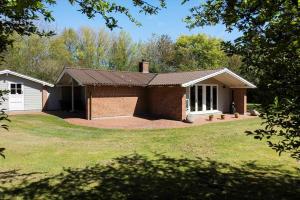 a home with a brick house with a yard at LF14348-Roslev-Harrebjergvej-48 in Harre