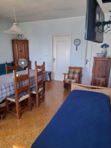 a living room with a table and a blue rug at Casa vacanze levanzo in Levanzo