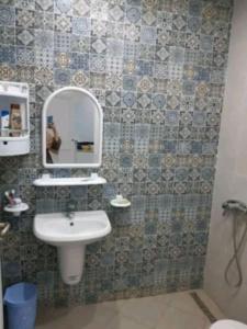 a bathroom with a sink and a mirror at Vacances El Haouaria in El Haouaria