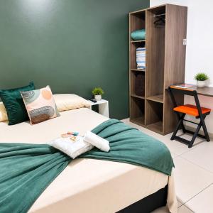 a bedroom with a bed with a green wall at Hotel Presidente Ibirubá in Ibirubá
