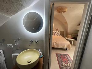 a bathroom with a sink and a bed in a room at La Dimora del Gigante in Carovigno