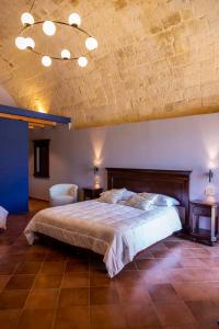 ein Schlafzimmer mit einem großen Bett und einer Decke in der Unterkunft Feudo Bauly in Palazzolo Acreide + 85 Fotos