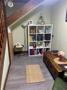 a living room with a book shelf with books at The Barn Lodge in Tullamore