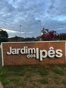 a sign for a jardim dosopes sign on a brick wall at Kit net individual in Araguaína +3 photos