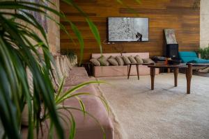 a living room with a couch and a table at Hacienda 888 in Ḑahr al Baydar