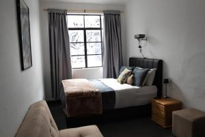 a bedroom with a bed and a window at Casa Samor in Bogotá