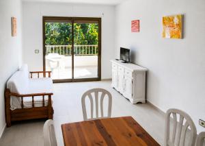 a living room with a table and chairs and a television at TARONGERS 7 in Peniscola