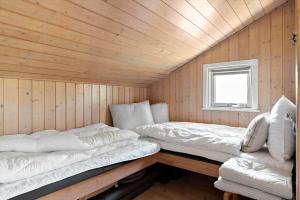 a room with two beds and a window at 2556-Romo-Kromosevej-15 in Høm