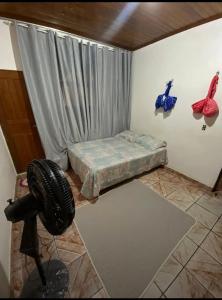 a room with a bed and a window in a room at Suítes em Parintins in Parintins +2 photos