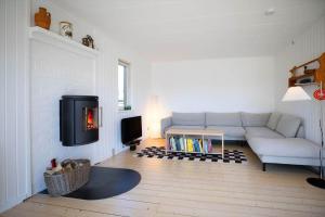 a living room with a couch and a tv at 16669-Farevejle-Alfestien-52 in Fårevejle