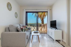 a living room with a couch and a tv at Ribera Beach in Los Alcázares