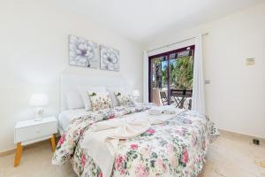 a white bedroom with a bed and a window at Ribera Beach in Los Alcázares +13 photos