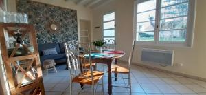 a dining room with a table and chairs in a room at Le gîte du château in Monget