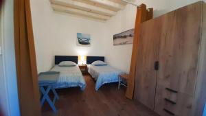 a room with two beds in a room at Le gîte du château in Monget