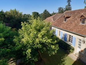 an overhead view of a house with a tree at Le gîte du château in Monget