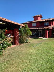 ein rotes Haus mit einem Vorgarten in der Unterkunft Casa do Ventoo in Búzios + 5 Fotos