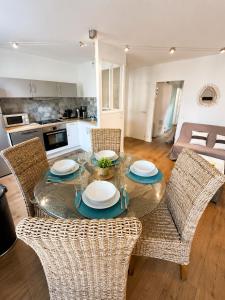 a dining room with a table and chairs at L'escale Niortaise - Centre-ville - 10mn Gare - WIFI - Netflix in Niort