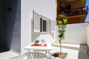 a white table and chairs in front of a building at Umberto I by Casa di Marco in Sannicola