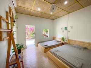 a room with two beds and a window at đất phú homestay phú yên in Ða Ngủ (2)