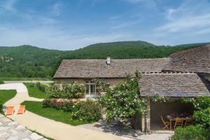 an old house with a garden and a pathway at L'etable de pierre in Nojaret