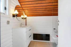 a bathroom with a sink and a toilet at BV422-Blavand-Hedetoftvej-2 in Blåvand +24 photos