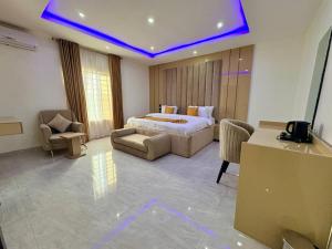 ein Hotelzimmer mit einem Bett und einer Couch in der Unterkunft Dpounds Hotel & Suites in Okinano