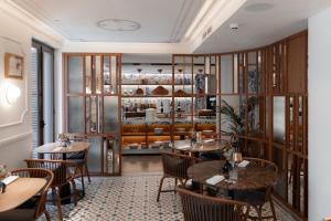 a restaurant with tables and chairs and a counter at Kimpton Vividora Hotel by IHG in Barcelona