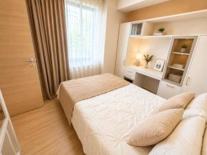 a bedroom with a bed and a window at HERASTRAU APARTMENTS 3 camere self check-in in Bucharest