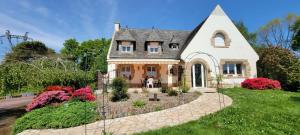 a house with a garden in front of it at Bolumet in Neulliac