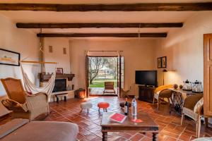 a living room with a couch and a tv at Casa com Piscina Privada em Palmela - Jardim & Estacionamento in Palmela