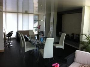 a dining room with a table and chairs at B&B Stazione Latina in Sermoneta