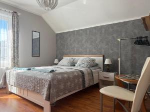 ein Schlafzimmer mit einem Bett, einem Tisch und einem Stuhl in der Unterkunft Kanarek in Ustka