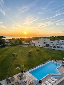 an aerial view of a large backyard with a swimming pool at Hotel Delfin Lanterna in Tar