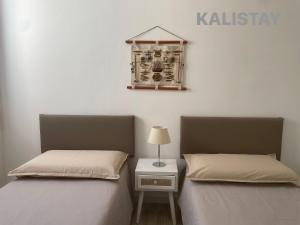two beds sitting next to each other in a room at Casa Francesca Appartamento a 200m dal mare in Torre Canne