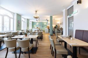 a restaurant with tables and chairs in a room at Garner Hotel Hamburg St. Georg by IHG in Hamburg