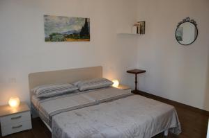 1 dormitorio con cama y espejo en la pared en Ca Ziza, en Venecia