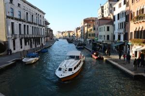 un barco en un canal en una ciudad con edificios en Ca Ziza, en Venecia