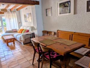 ein Wohnzimmer mit einem Tisch und einem Bett in der Unterkunft Can Lluna in Tárbena + 20 Fotos