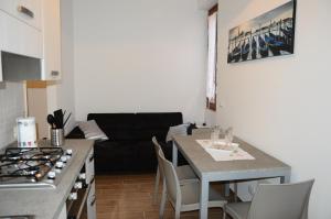 cocina y sala de estar con mesa y sofá en Ca Ziza, en Venecia